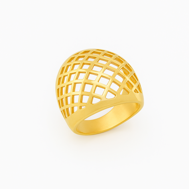 AN-00690 ANEL BANHADO A OURO 18K COM DESIGN ABAULADO E ESTRUTURA VAZADA