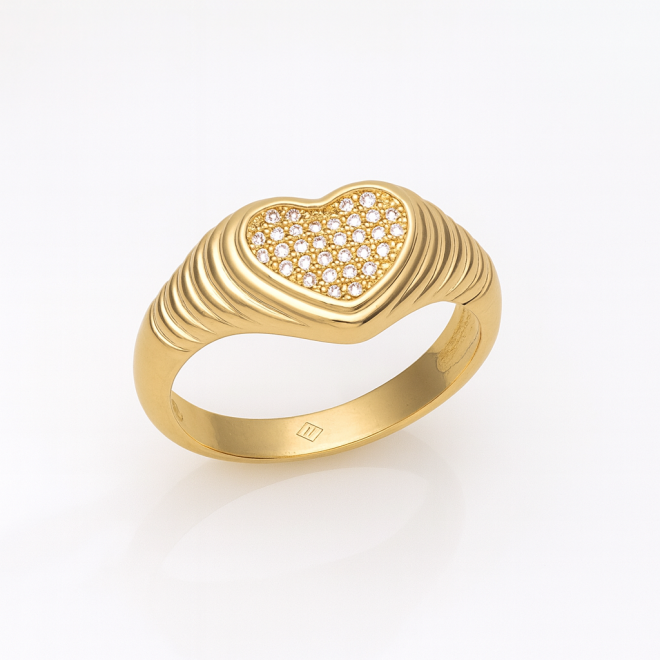 AN-00834 ANEL BANHADO A OURO 18K COM TOPO EM FORMATO DE CORAÇÃO EM ZIRCÔNIAS