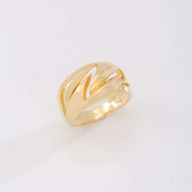 AN-00990 ANEL BANHADO A OURO 18K COM DESIGN VAZADO E ACABAMENTO POLIDO