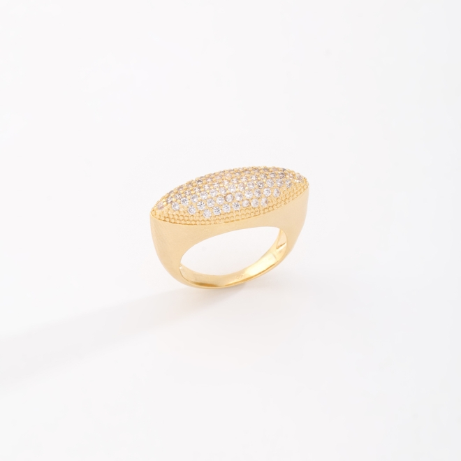 AN-01762 ANEL COM DESIGN OVAL E SUPERFÍCIE EM ZIRCÔNIAS