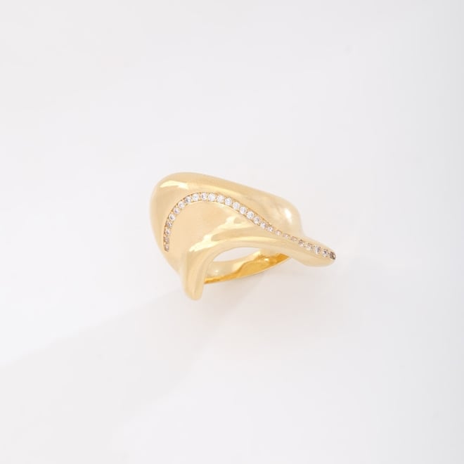 AN-01765 ANEL COM DESIGN ORGÂNICO E DETALHES EM ZIRCÔNIAS