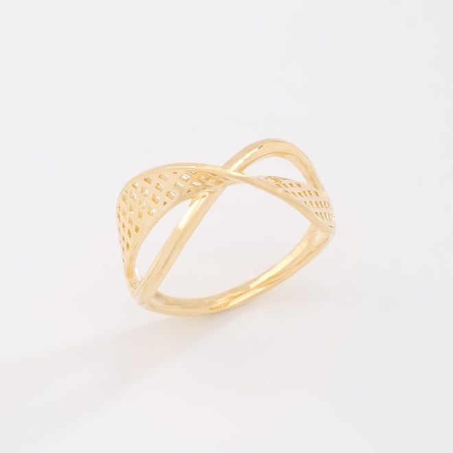 AN-01930 ANEL BANHADO A OURO 18K COM DESIGN CRUZADO E DETALHES VAZADOS