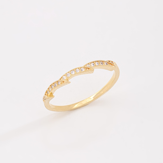 AN-01960 ANEL BANHADO A OURO 18K COM DESIGN ONDULADO E DETALHES EM ZIRCÔNIAS