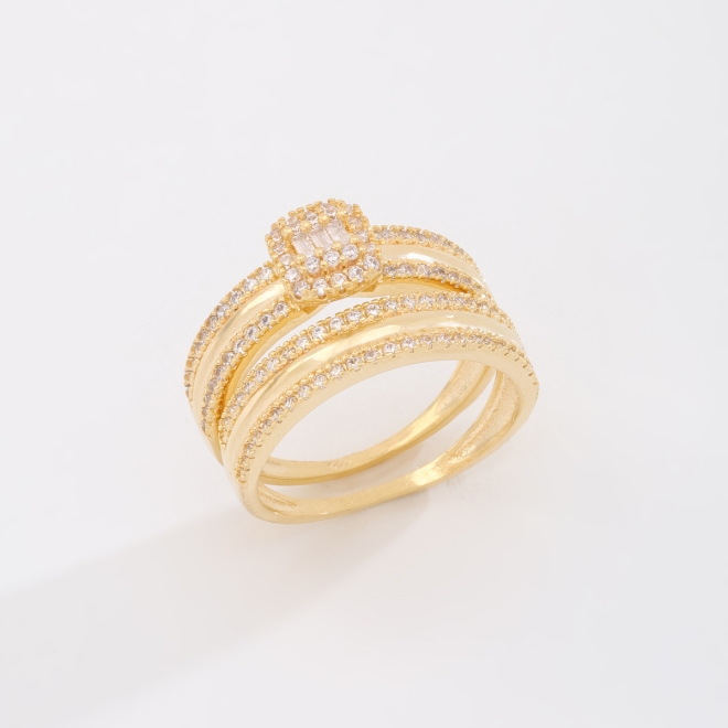 AN-02004 ANEL BANHADO A OURO 18K COM DESIGN TRIPLO CRAVEJADO EM ZIRCÔNIAS