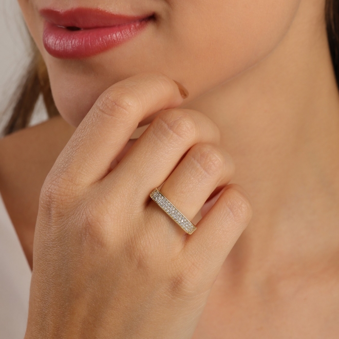AN-02016-ANEL COM DESIGN RETO CRAVEJADO EM ZIRCÔNIAS