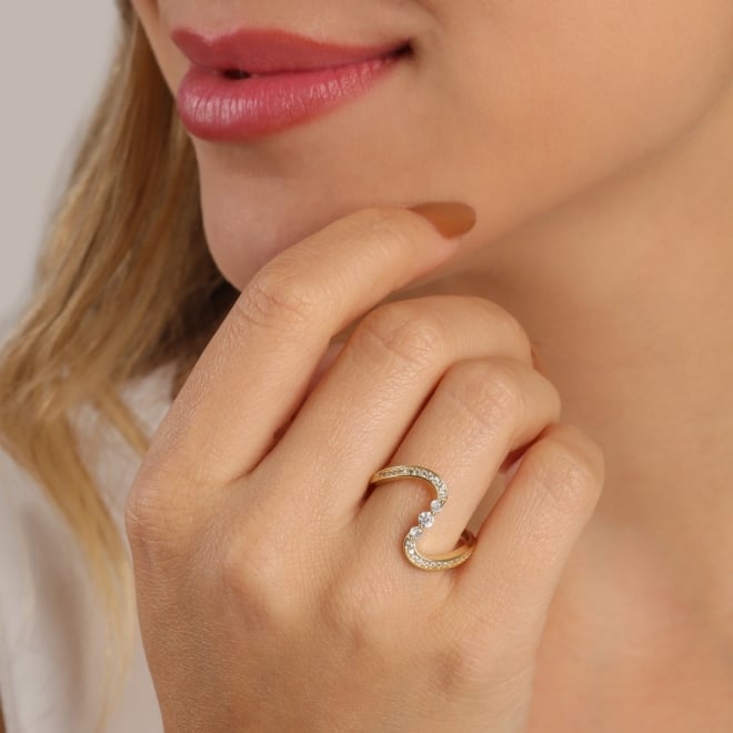 AN-02028 ANEL COM DESIGN ONDULADO E DETALHES EM MICRO ZIRCÔNIA