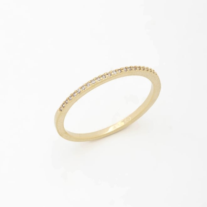 AP-0038 ANEL EM ZIRCÔNIAS EM UMA LINHA SUTIL