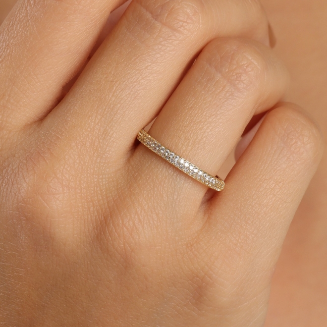 AP-0064 -ANEL BANHADO A OURO 18K COM FILEIRA CENTRAL CRAVEJADA EM ZIRCÔNIAS