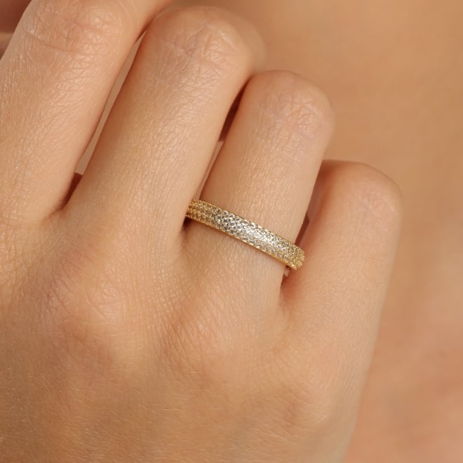 AP-0065 - ANEL BANHADO A OURO 18K COM DESIGN EM FAIXA CRAVEJADA EM ZIRCÔNIAS