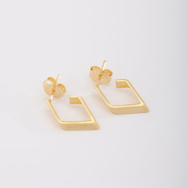 APL-0018 BRINCO BANHADO A OURO 18K COM DESIGN GEOMÉTRICO EM FORMATO LOSANGO VAZADO
