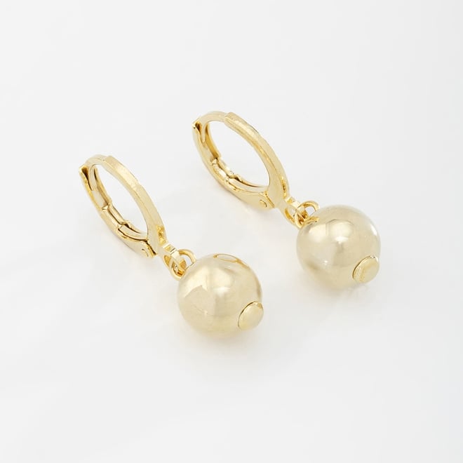 AQ-00010 BRINCO BANHADO A OURO 18K EM FORMATO DE ARGOLA COM PINGENTE DE ESFERA