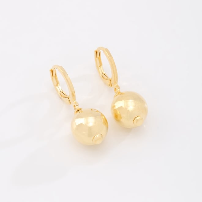 AQ-00011 BRINCO BANHADO A OURO 18K EM FORMATO DE ARGOLA COM PINGENTE DE ESFERA POLIDA