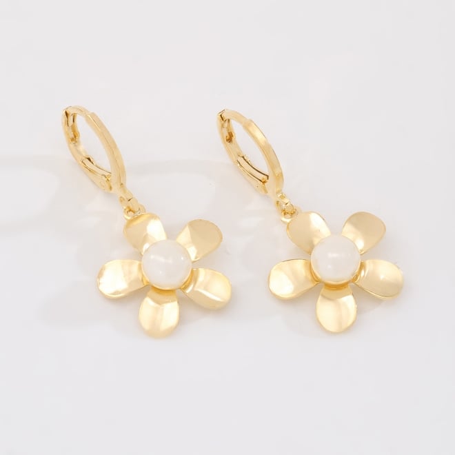 AQ-00123 BRINCO ARGOLA BANHADO A OURO 18K COM PINGENTE DE FLOR E DETALHE EM PÉROLA