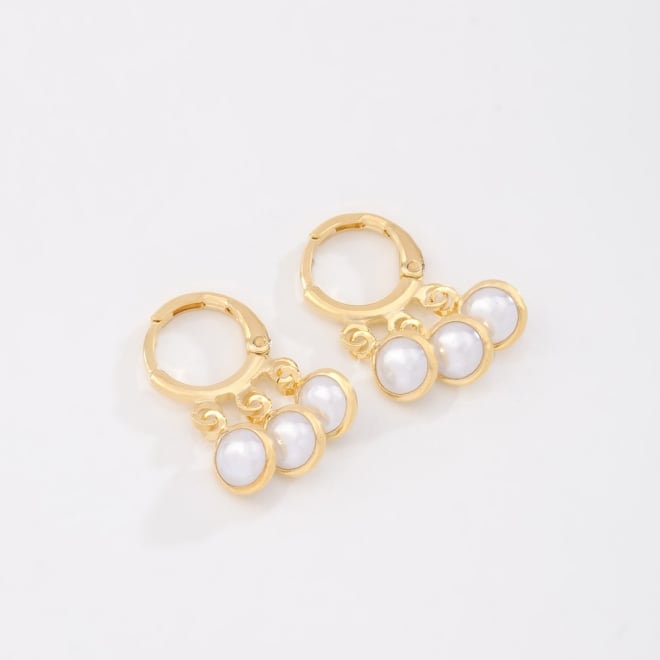 AQ-00137 BRINCO BANHADO A OURO 18K EM FORMATO DE ARGOLA COM PINGENTES EM PÉROLAS