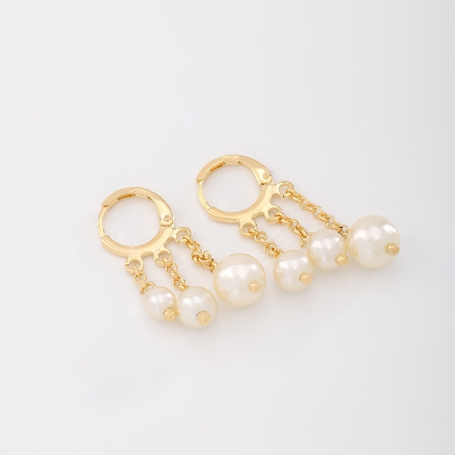 AQ-00144 BRINCO BANHADO A OURO 18K EM FORMATO DE ARGOLA COM CORRENTES PENDENTES E PÉROLAS