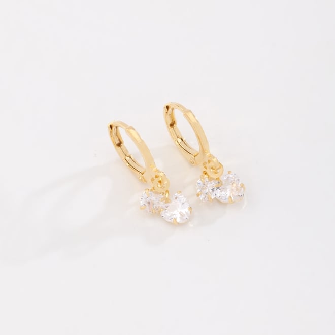 AQ-00156 BRINCO ARGOLINHA CLICK BANHADO A OURO 18K COM PINGENTES DE ZIRCÔNIAS CORAÇÃO