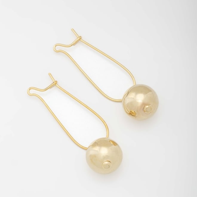 AQ-00159 BRINCO BANHADO A OURO 18K EM FORMATO DE ARGOLA ALONGADA COM ESFERA POLIDA