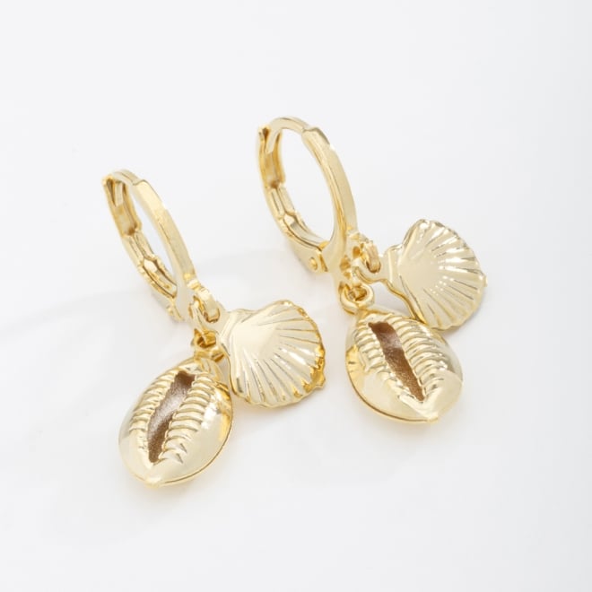 AQ-00185 BRINCO BANHADO A OURO 18K COM ARGOLA E PINGENTES EM FORMATO DE CONCHAS E BÚZIOS