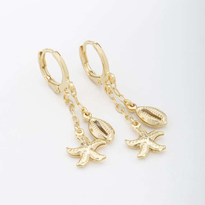 AQ-00186 BRINCO BANHADO A OURO 18K EM FORMATO DE ARGOLA COM PINGENTES DE BÚZIO E ESTRELA DO MAR