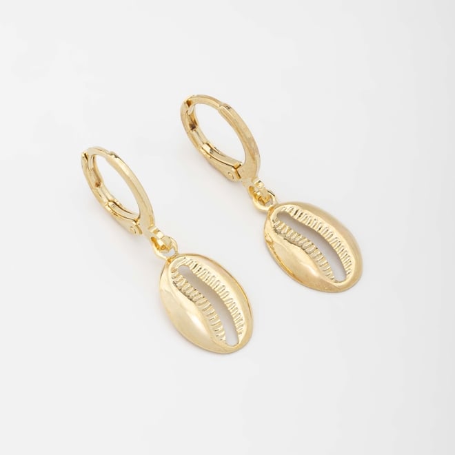 AQ-00187 BRINCO BANHADO A OURO 18K EM FORMATO DE BÚZIOS COM ARGOLA