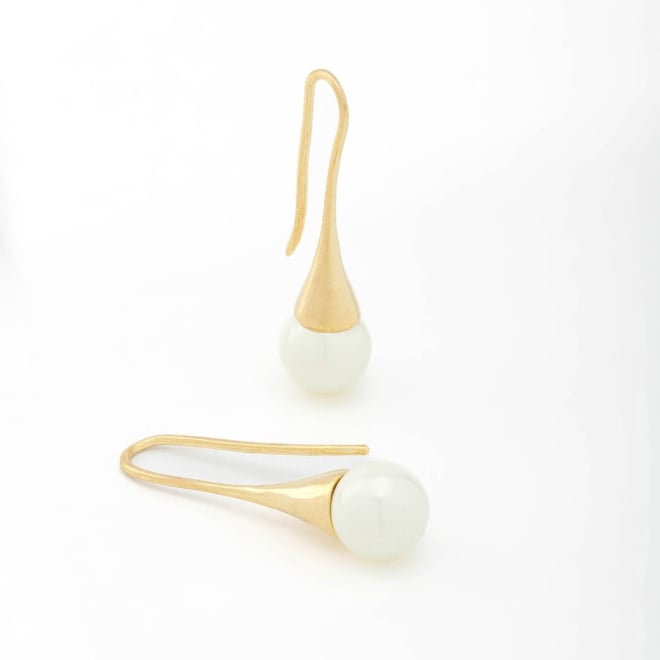 AQ-00194 BRINCO BANHADO A OURO 18K COM GANCHO LONGO E PÉROLA SHELL 10 MM