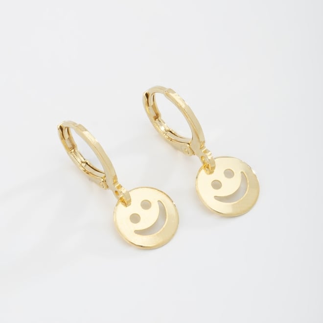 AQ-00228 BRINCO INFANTIL BANHADO A OURO 18K EM FORMATO DE CARINHA SMILE