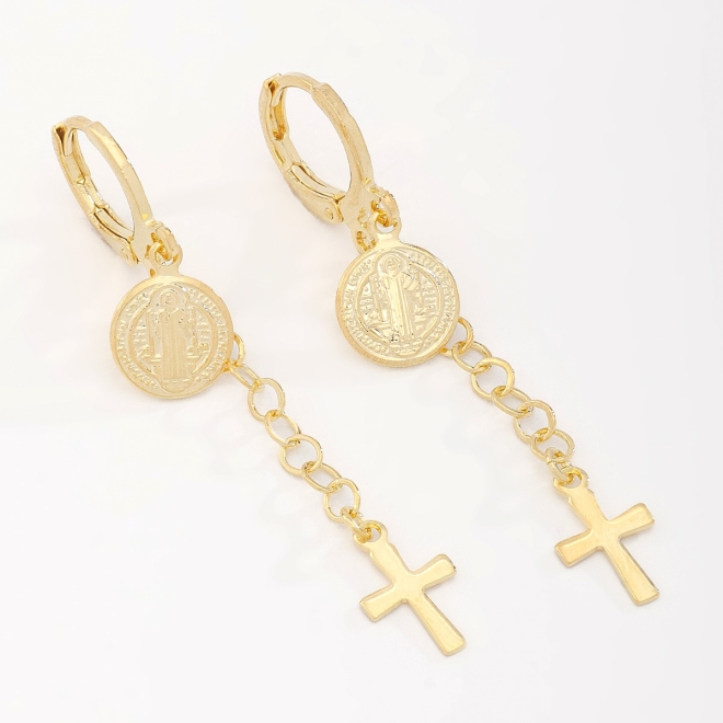 AQ-00232 BRINCO BANHADO A OURO 18K EM FORMATO DE ARGOLA COM MEDALHA DE SÃO BENTO E CRUZ