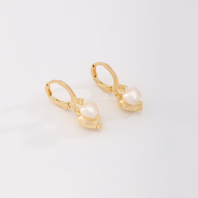 AQ-00253- ARGOLA COM PINGENTE DE CORAÇÃO E DETALHE EM PÉROLA