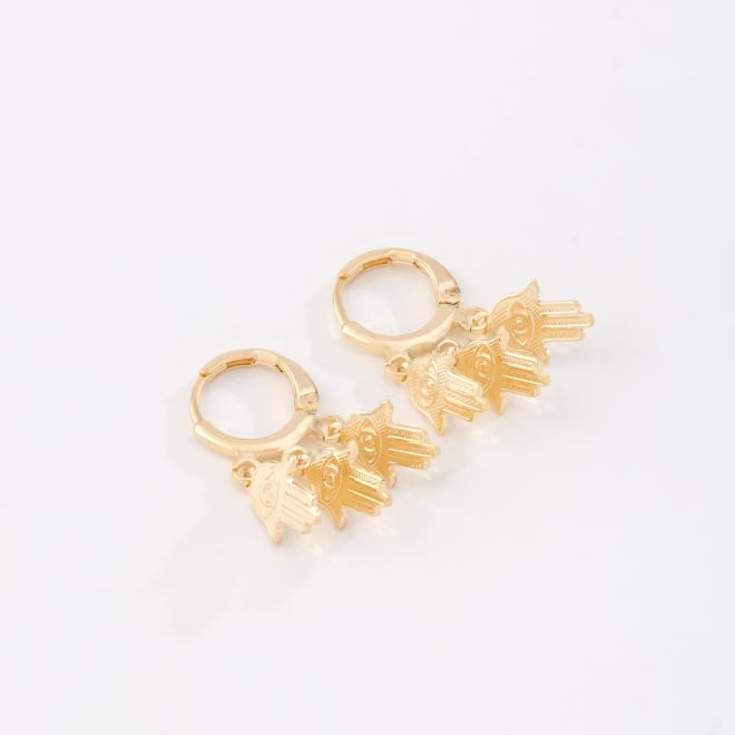 AQ-00258 BRINCO BANHADO A OURO 18K COM ARGOLA E TRÊS PINGENTES MÃO DE FÁTIMA