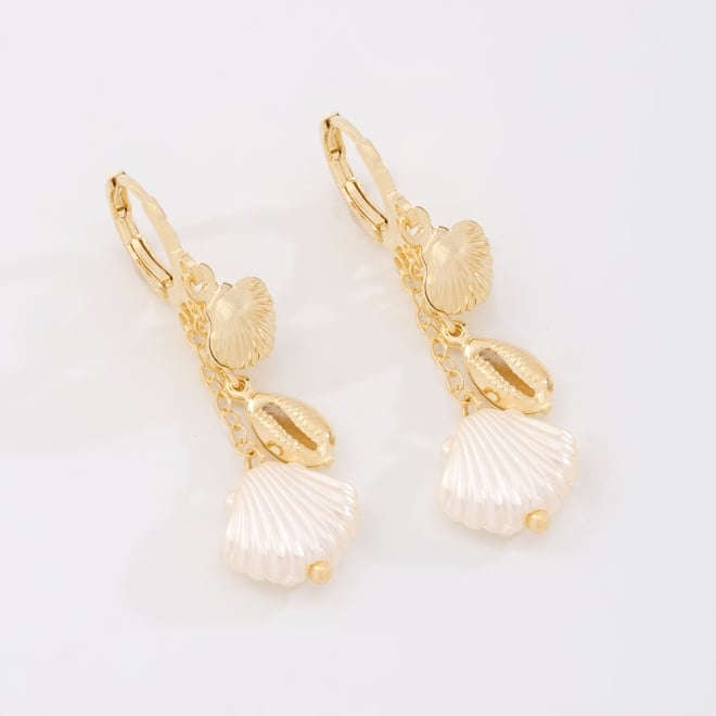AQ-00259 -BRINCO BANHADO A OURO 18K DE ARGOLA COM PINGENTES DE CONCHA, BÚZIO E DETALHE EM MADREPÉROLA
