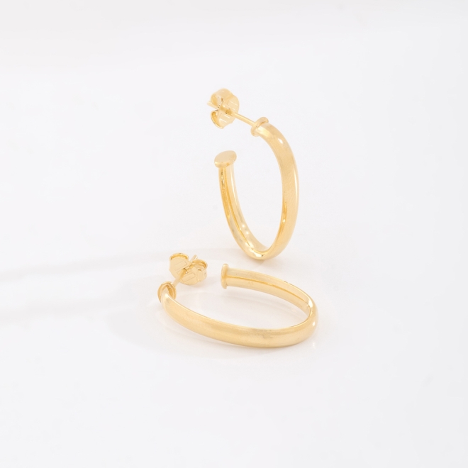 AT-00004 BRINCO BANHADO A OURO 18K EM FORMATO DE ARGOLA LISA