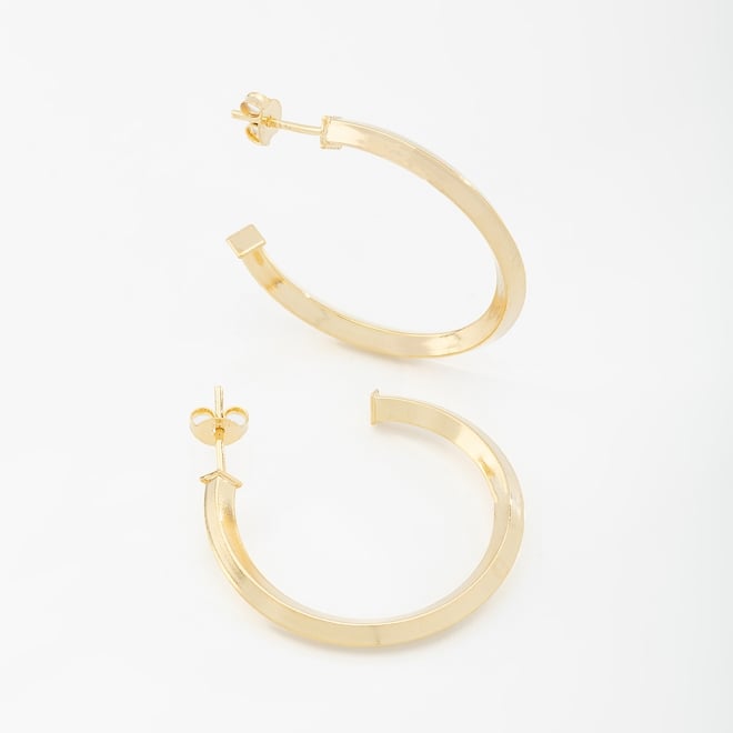 AT-00034 BRINCO BANHADO A OURO 18K EM FORMATO DE ARGOLA COM DESIGN RETANGULAR