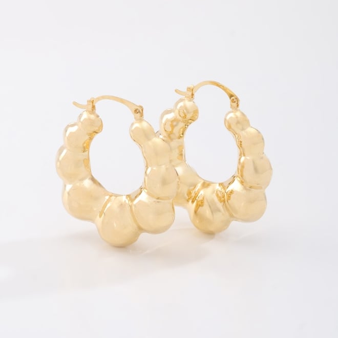 AT-00095 BRINCO BANHADO A OURO 18K EM FORMATO DE ARGOLA COM DESIGN ORGÂNICO E VOLUMOSO