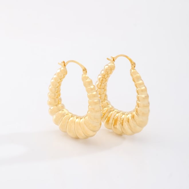 AT-00096 BRINCO BANHADO A OURO 18K EM FORMATO DE ARGOLA COM DESIGN TEXTURIZADO E VOLUMOSO