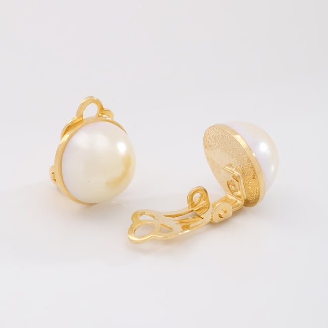 BP-0008 - BRINCO BANHADO A OURO 18K COM PÉROLA CLÁSSICA E FECHO DE PRESSÃO