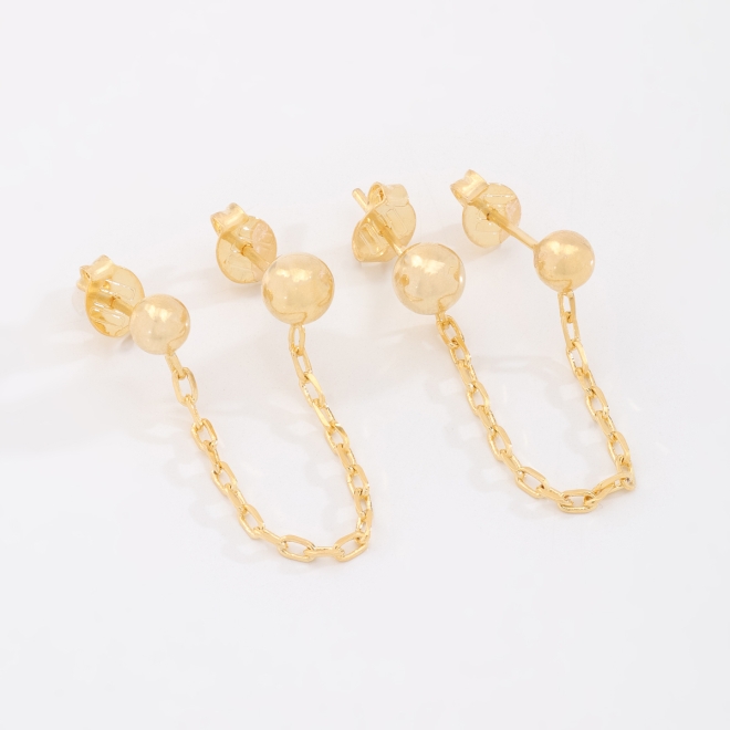 BR-00156 BRINCO BANHADO A OURO 18K COM ESFERA POLIDA E DETALHE EM CORRENTE