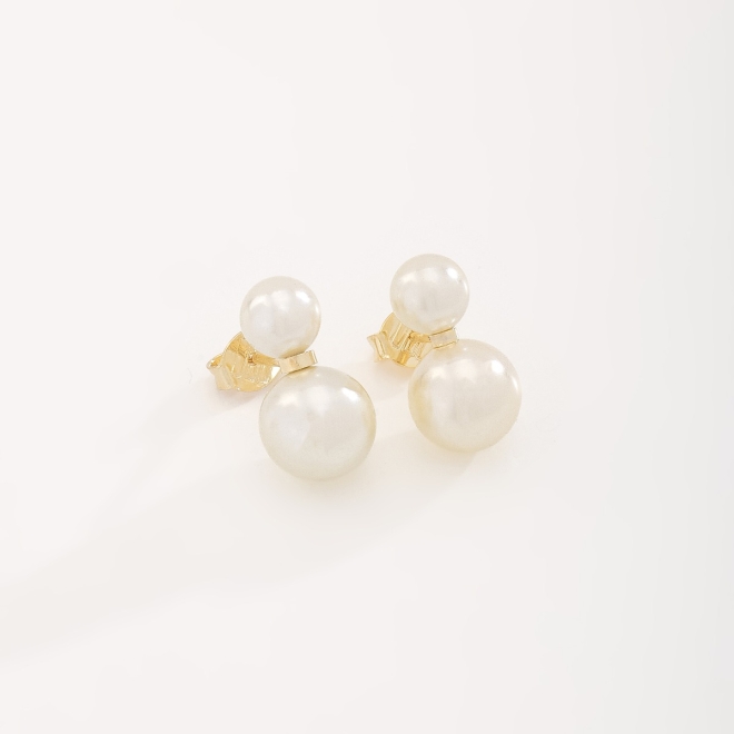 BR-00305 BRINCO BANHADO A OURO 18K COM DESIGN DUPLO E DETALHES EM PÉROLA