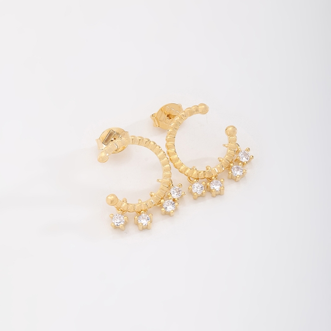 BR-00351 BRINCO BANHADO A OURO 18K EM FORMATO DE ARGOLA COM DETALHES CRAVEJADOS EM ZIRCÔNIAS