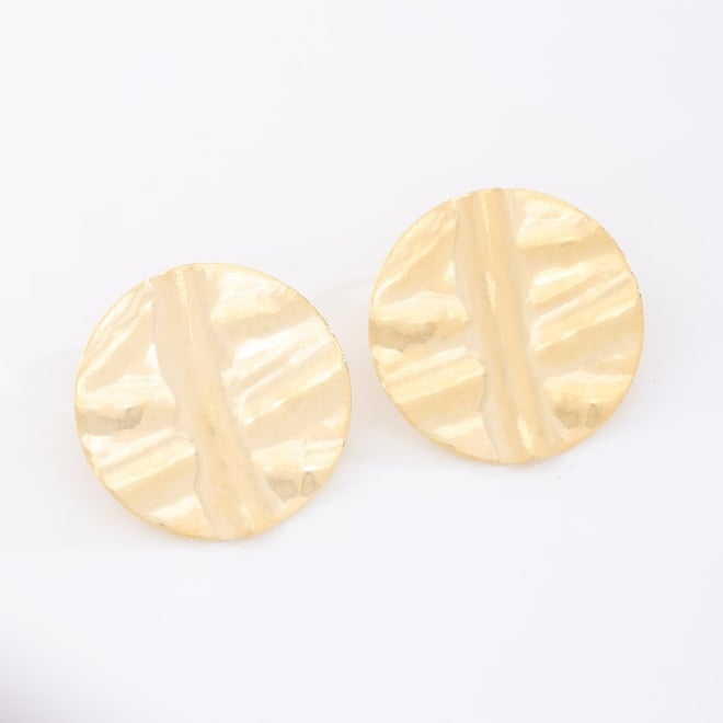 BR-00387 BRINCO BANHADO A OURO 18K COM DESIGN REDONDO E ACABAMENTO TEXTURIZADO