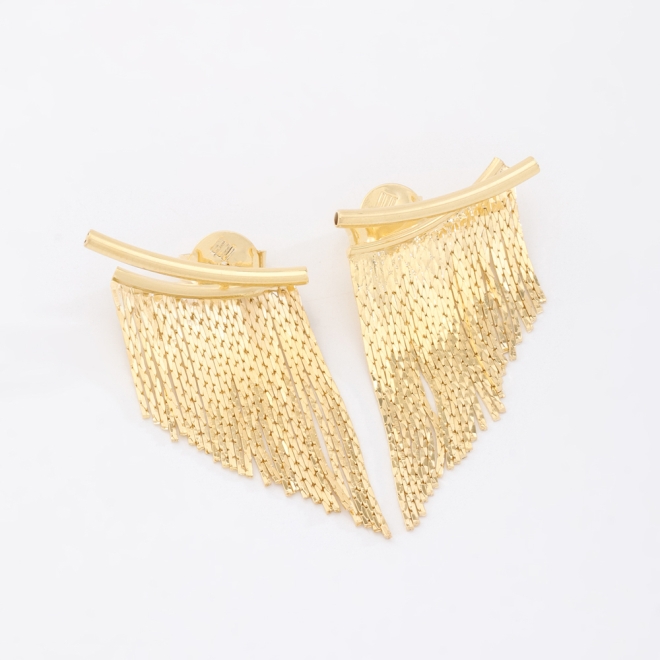 BR-00403 BRINCO BANHADO A OURO 18K COM DESIGN ALONGADO E DETALHES DE FRANJAS