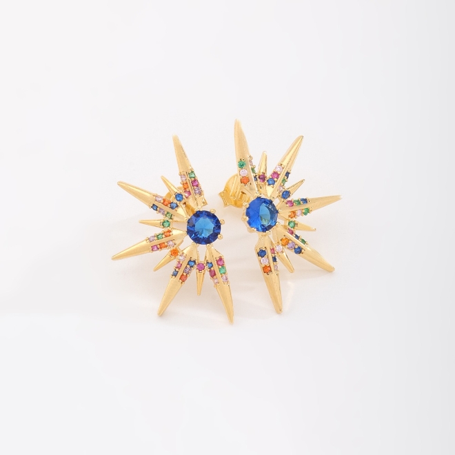 BR-00444 BRINCO BANHADO A OURO 18K COM DESIGN EM RAIOS E PEDRA CENTRAL AZUL