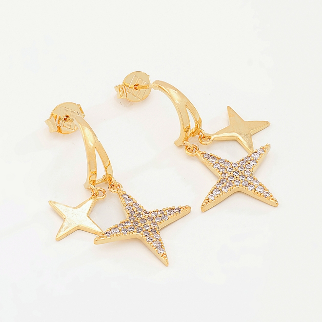 BR-00447 BRINCO BANHADO A OURO 18K COM PINGENTES EM FORMATO DE ESTRELAS DUPLAS