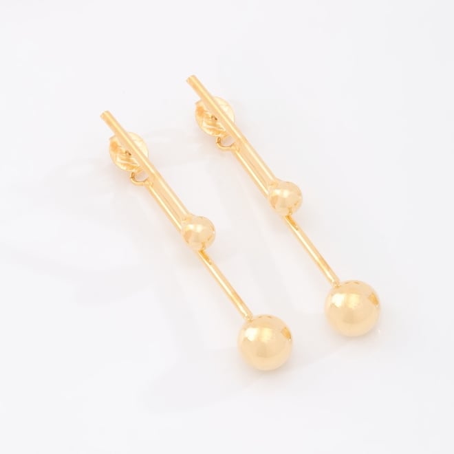 BR-00507 BRINCO BANHADO A OURO 18K  ALONGADA COM  ESFERAS