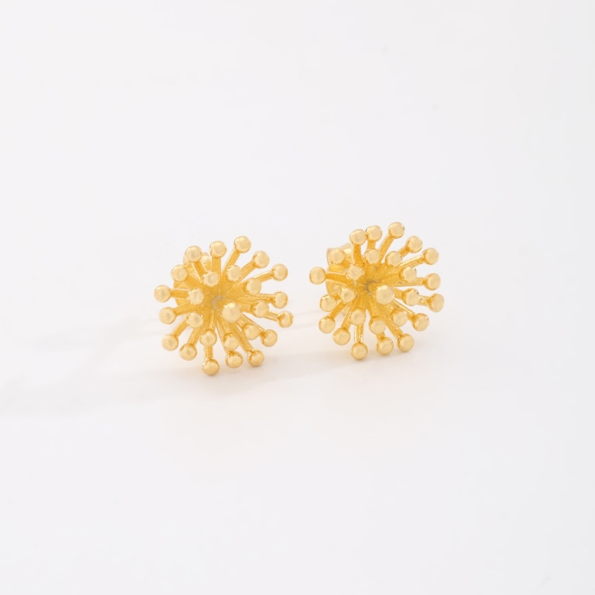 BR-00620 BRINCO BANHADO A OURO 18K COM DESIGN EM FORMATO DE FLOR