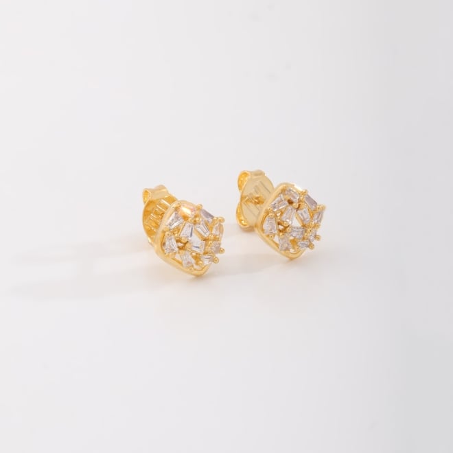 BR-00640 BRINCO BANHADO A OURO 18K EM FORMATO QUADRADO COM COMPOSIÇÃO DE ZIRCÔNIAS