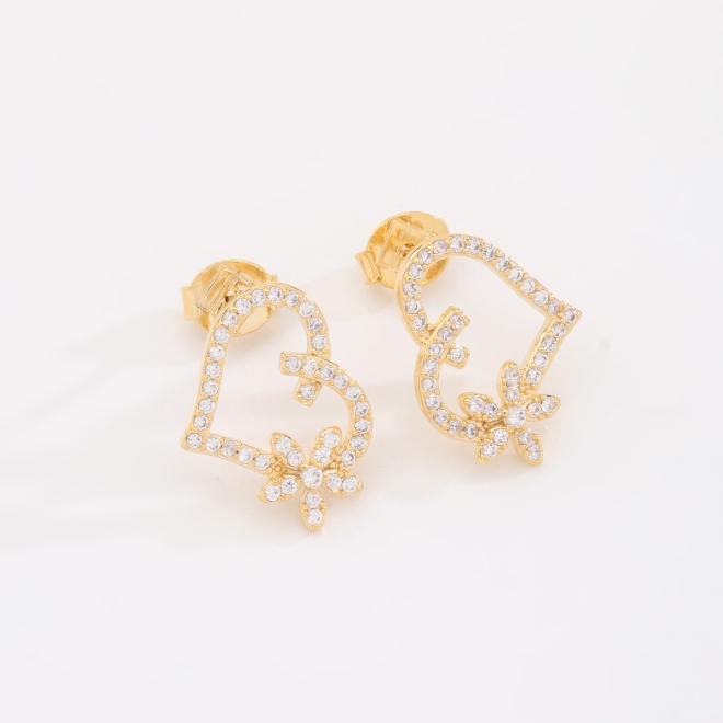 BR-00719 BRINCO BANHADO A OURO 18K CORAÇÃO VAZADO COM DETALHES EM FLOR CRAVEJADA