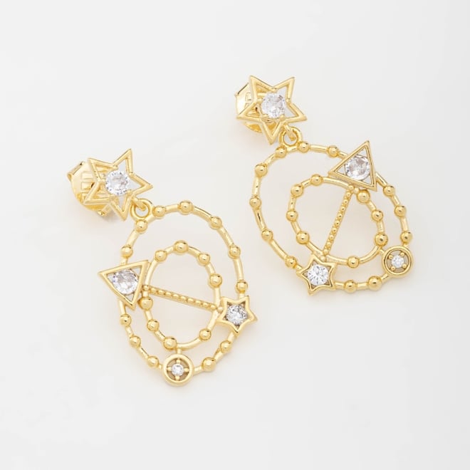 OUTB-00733 BRINCO COM DESIGN LÚDICO E DETALHES DE ESTRELAS, TRIÂNGULOS EM ZIRCÔNIAS.