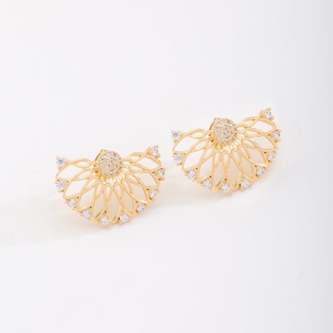 BR-00808 BRINCO BANHADO A OURO 18K COM DESIGN EM LEQUE FLORAL E DETALHES CRAVEJADOS EM ZIRCÔNIAS