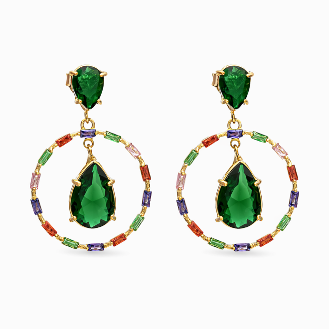 BR-00826 BRINCO BANHADO A OURO 18K COM PEDRA CENTRAL EM FORMATO GOTA E ARO EM ZIRCÔNIAS COLORIDAS