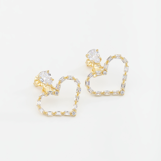 BR-00888 BRINCO BANHADO A OURO 18K EM FORMATO DE CORAÇÃO VAZADO COM DETALHES EM ZIRCÔNIAS BAGUETE
